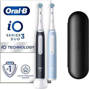BRAUN Set 2 x Periuta de dinti electrica Oral-B iO3 cu Tehnologie Magnetica si Micro-Vibratii, Senzor de presiune Smart, 3 moduri, 2 capete, Trusa de calatorie, Negru/Albastru